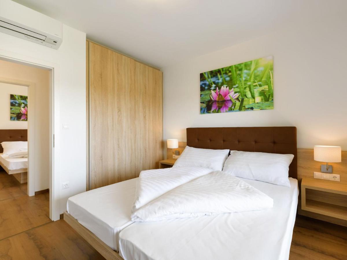 Apartment With Pool, Roof Terrace, Garden Zsira エクステリア 写真